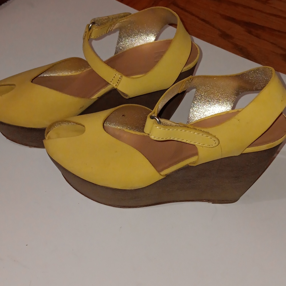 Yellow Vero cuoio size 9 but fits like a 8
